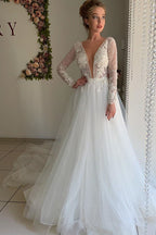 Vestido de novia princesa de tul con escote en V y mangas largas, ideal para el invierno.