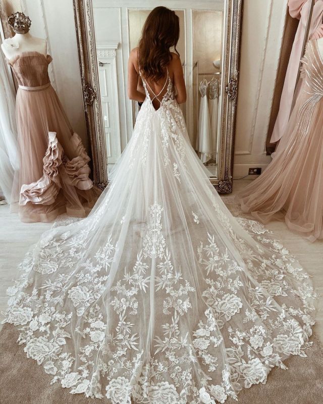 Magnifiques robes de mariée trapèze en tulle à fines bretelles et appliques 