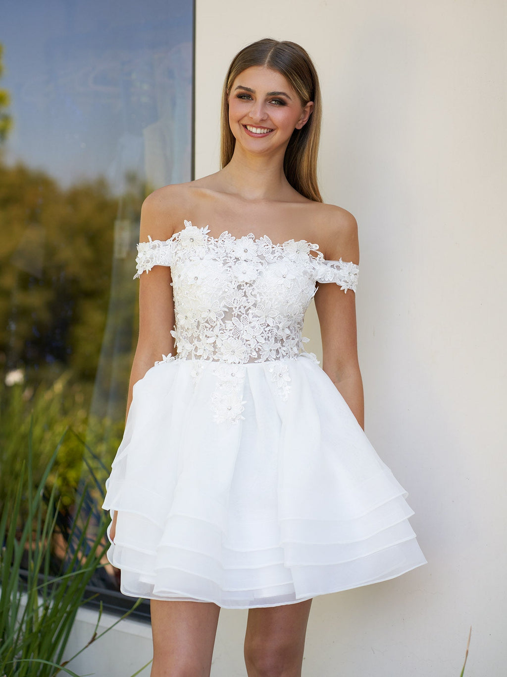 Vestido de graduación de corte A con apliques de organza de encaje y hombros descubiertos