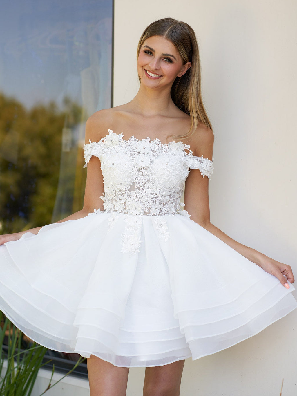Vestido de graduación de corte A con apliques de organza de encaje y hombros descubiertos