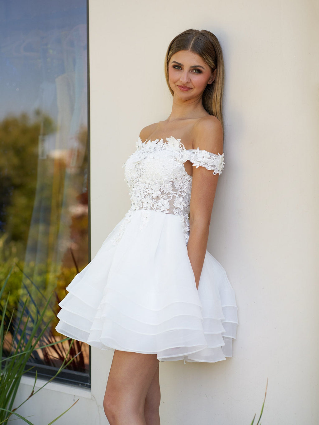 Vestido de graduación de corte A con apliques de organza de encaje y hombros descubiertos