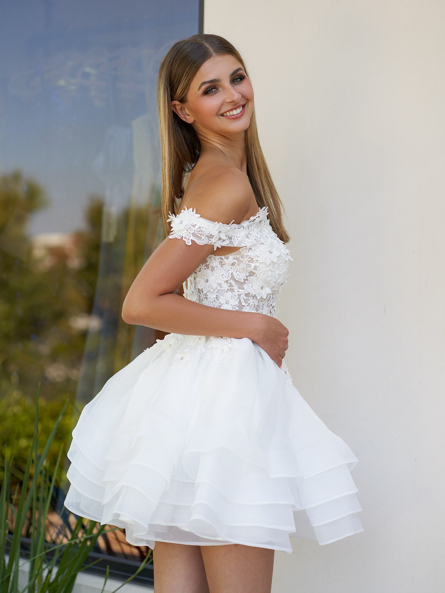 Vestido de graduación de corte A con apliques de organza de encaje y hombros descubiertos