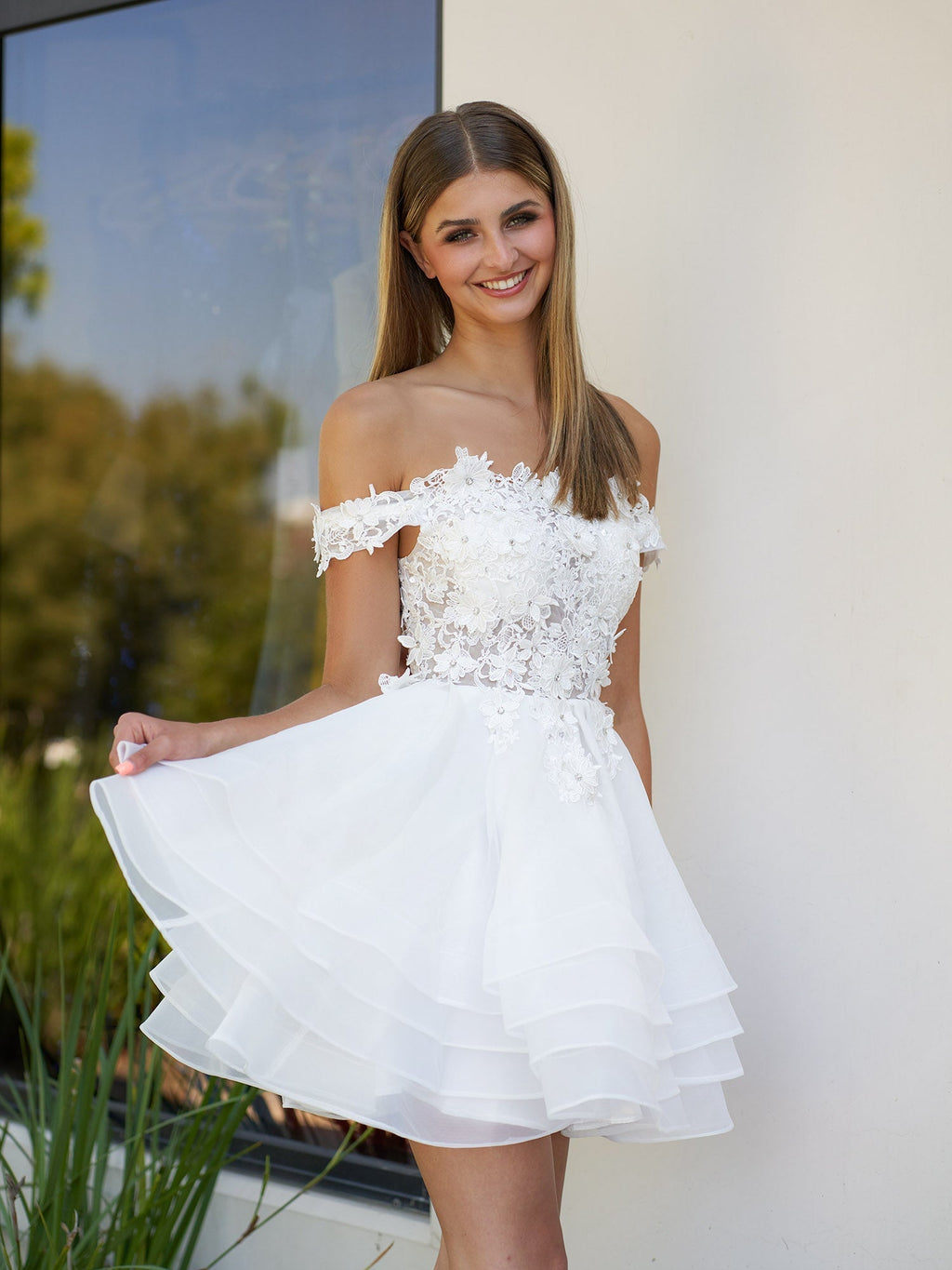 Vestido de graduación de corte A con apliques de organza de encaje y hombros descubiertos