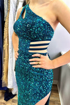 Xaviera | Robe de bal longue turquoise à sequins, asymétrique, fendue et ornée d'une fente.
