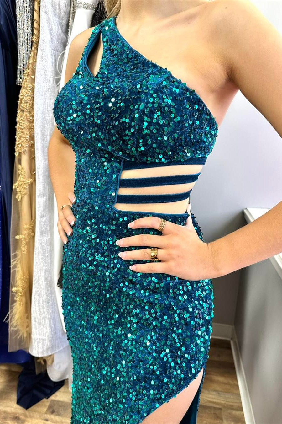 Xaviera | Robe de bal longue turquoise à sequins, asymétrique, fendue et ornée d'une fente.