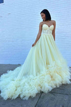 Vestido largo de fiesta con apliques de tul, escote corazón y volantes