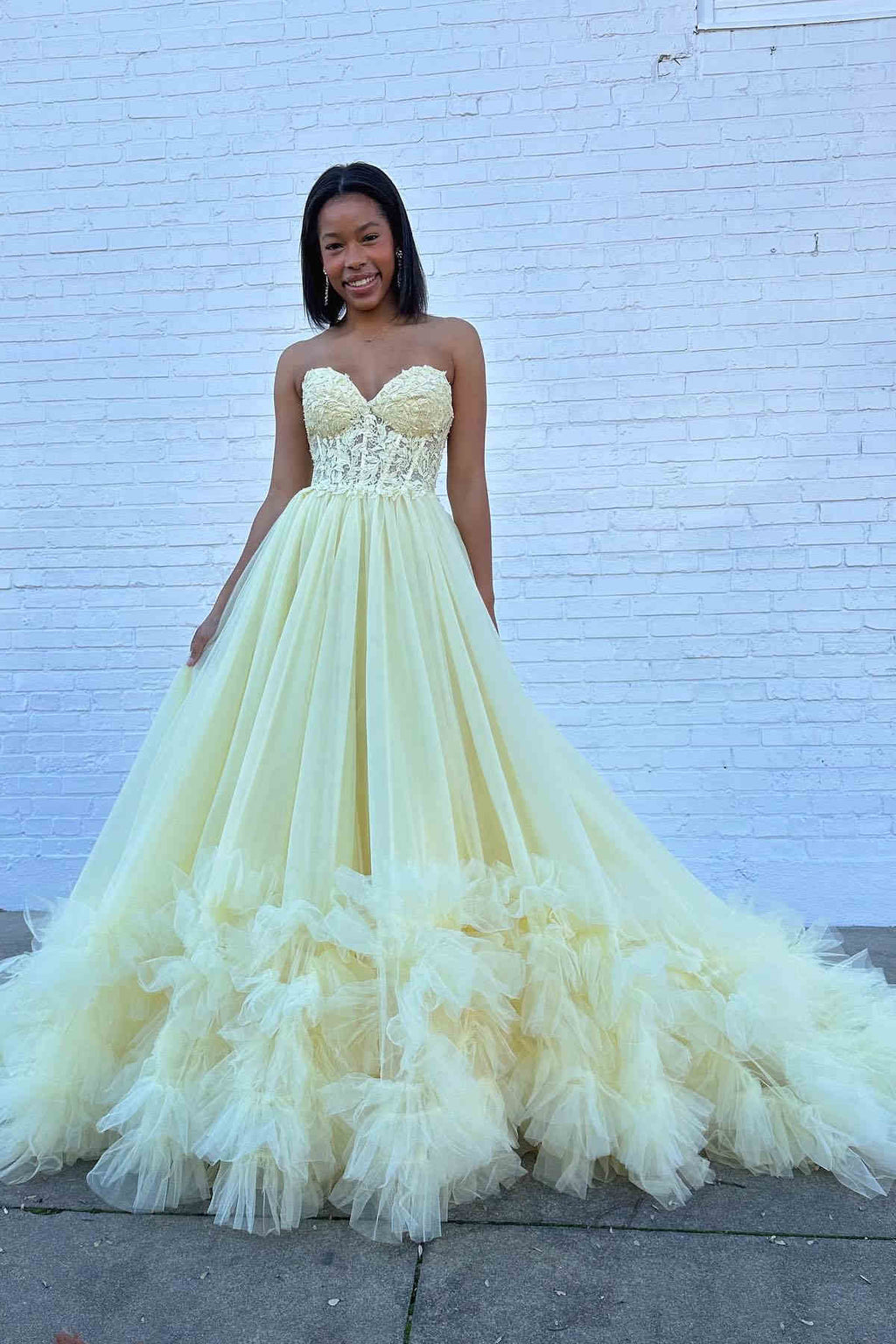 Vestido largo de fiesta con apliques de tul, escote corazón y volantes