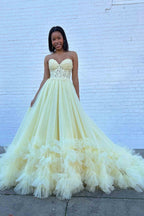 Vestido largo de fiesta con apliques de tul, escote corazón y volantes