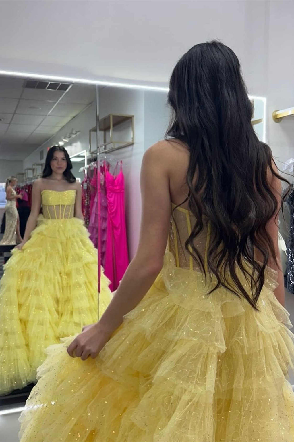Vestido de fiesta de tul brillante con corsé sin tirantes y corte en A con volantes