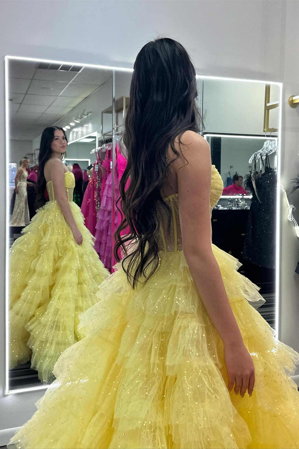 Vestido de fiesta de tul brillante con corsé sin tirantes y corte en A con volantes