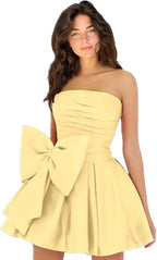 Robes de soirée courtes et chics pour le bal de promo, coupe trapèze, sans manches, bustier, froncées, lacées et ornées d'un nœud.