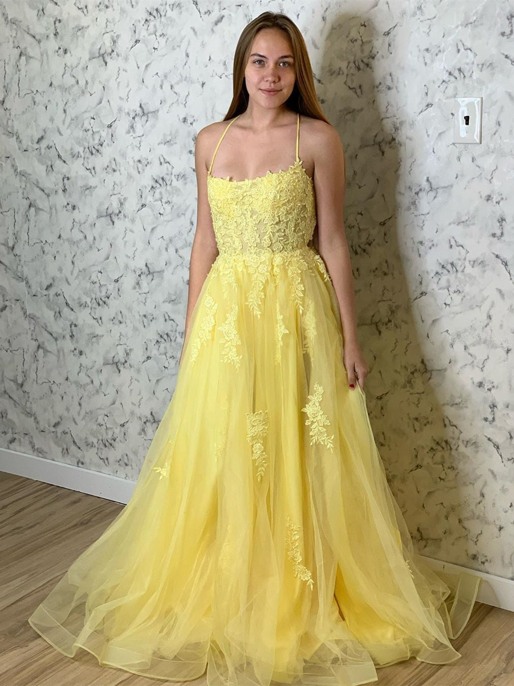 Vestidos de fiesta formales largos amarillos de corte A con tul y encaje en la espalda descubierta