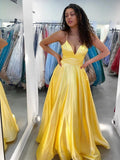 Robe de bal de fin d'année jaune longue en satin à col en V