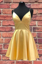 Robe de bal courte jaune à bretelles satinées et col en V PD279