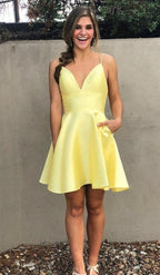 Robe de bal courte jaune à bretelles satinées et col en V PD279