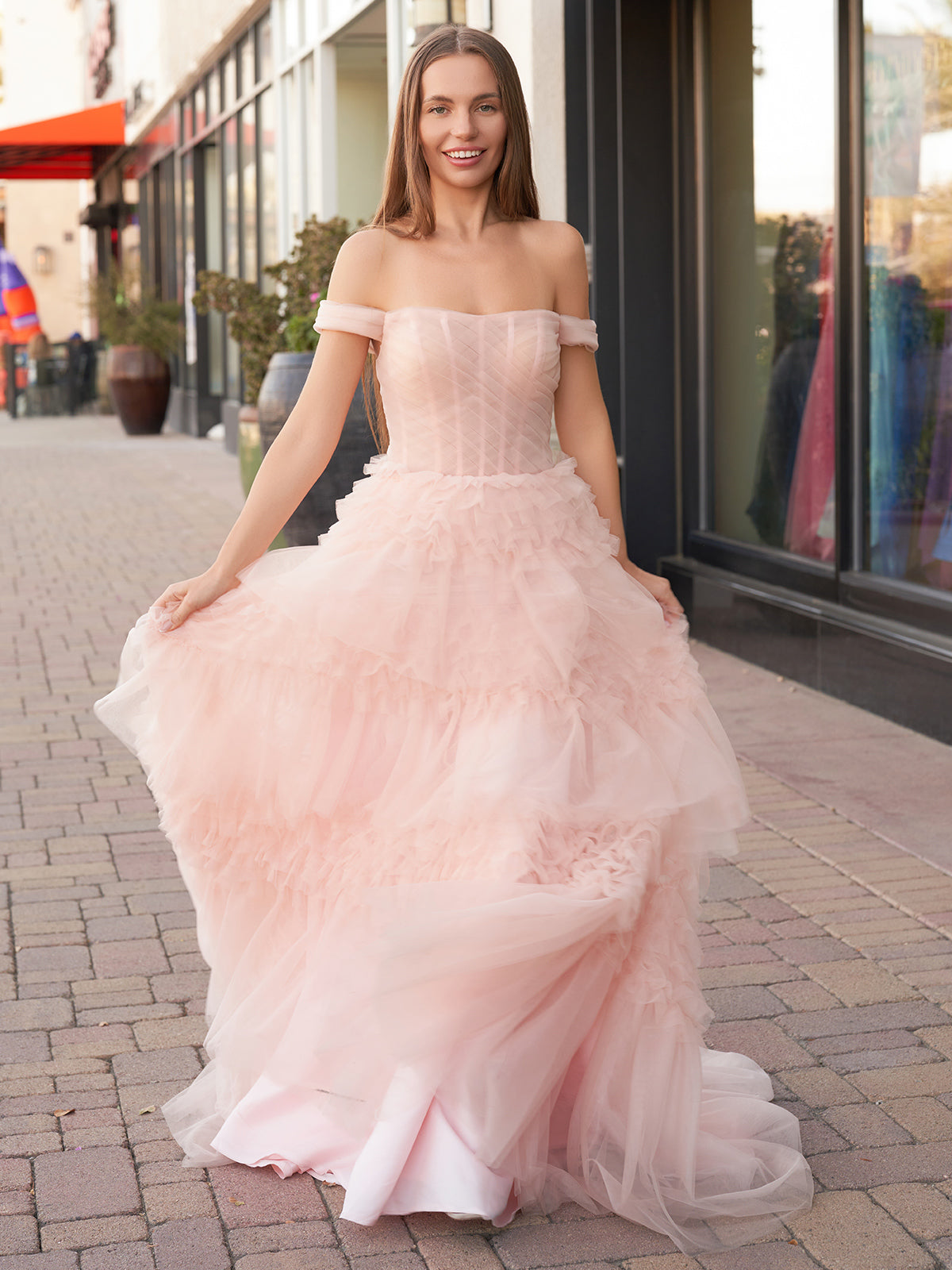 Zariah | Robe de bal princesse rose poudré, coupe trapèze, épaules dénudées, tulle à volants et épaules dénudées