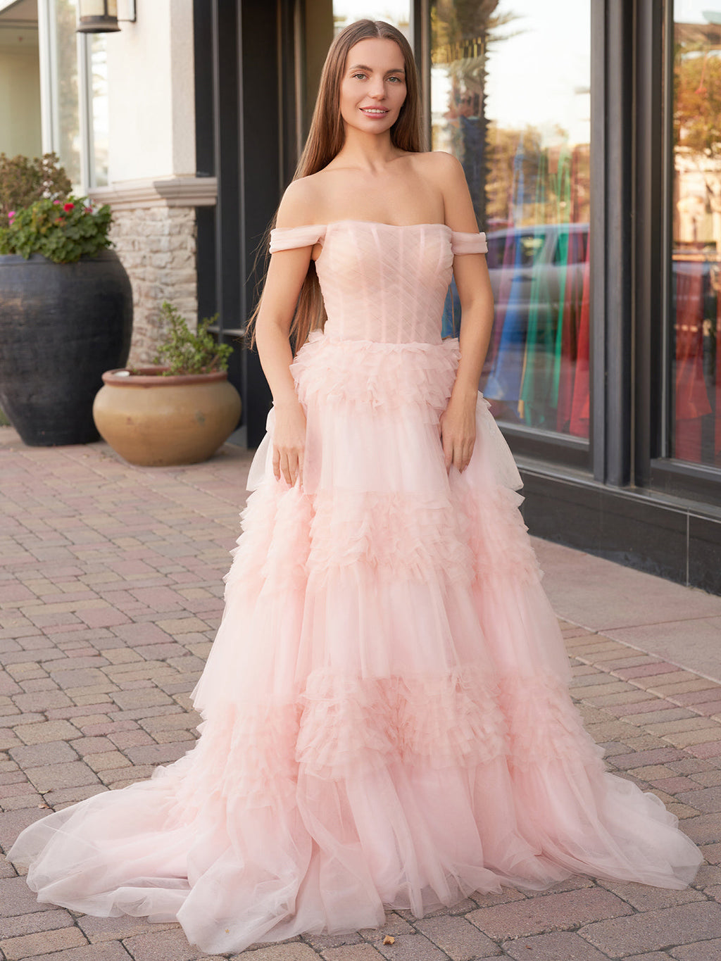 Zariah | Robe de bal princesse rose poudré, coupe trapèze, épaules dénudées, tulle à volants et épaules dénudées
