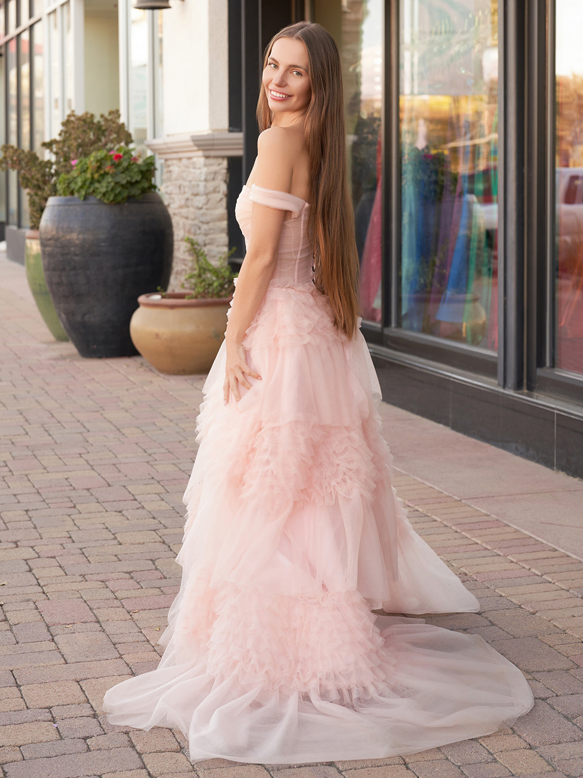 Zariah | Robe de bal princesse rose poudré, coupe trapèze, épaules dénudées, tulle à volants et épaules dénudées