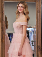 Zariah | Robe de bal princesse rose poudré, coupe trapèze, épaules dénudées, tulle à volants et épaules dénudées