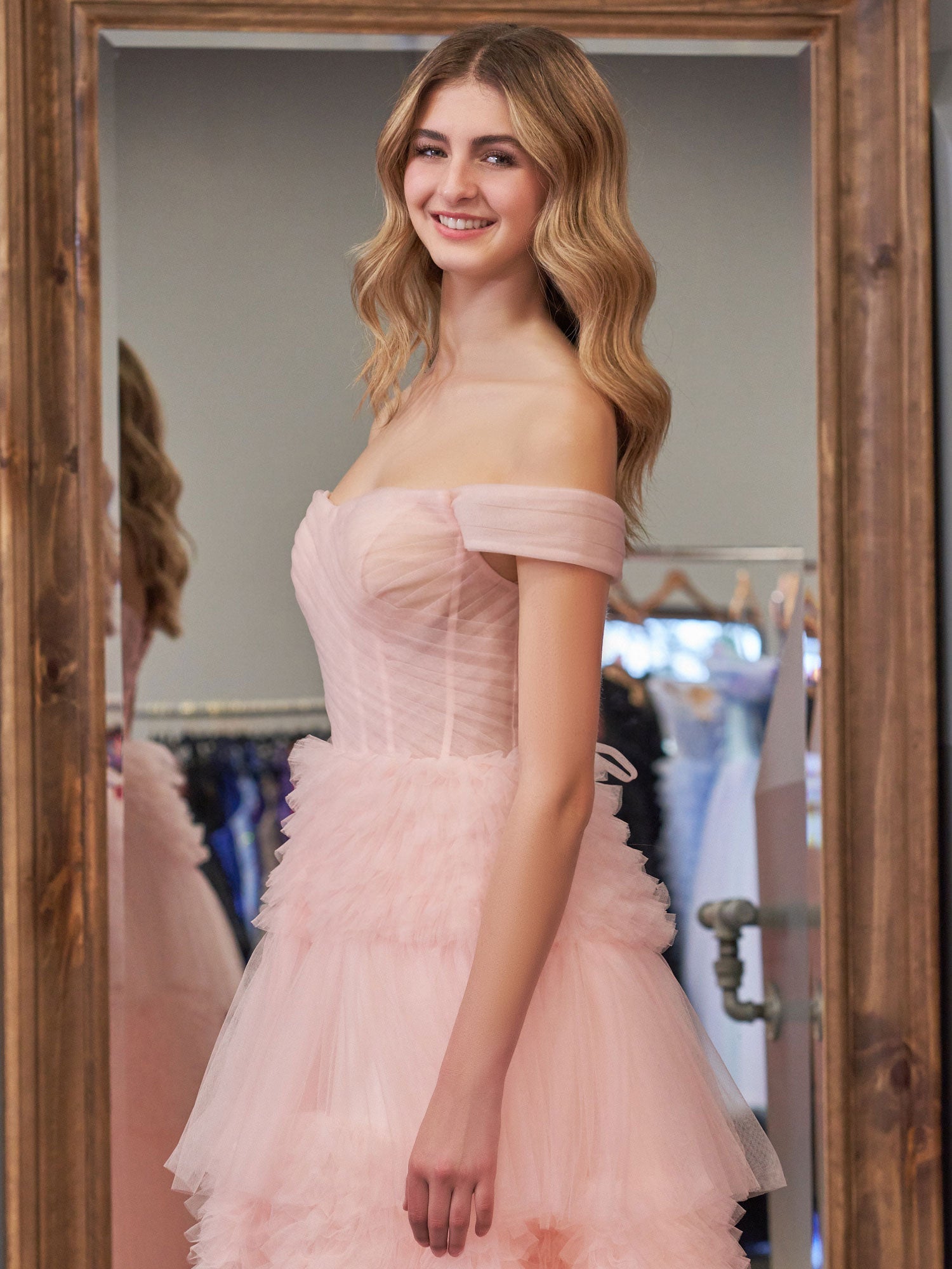 Zariah | Robe de bal princesse rose poudré, coupe trapèze, épaules dénudées, tulle à volants et épaules dénudées