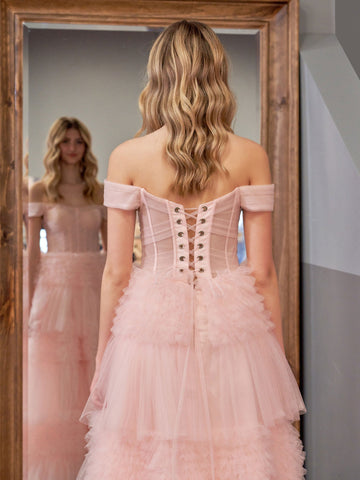 Zariah | Robe de bal princesse rose poudré, coupe trapèze, épaules dénudées, tulle à volants et épaules dénudées