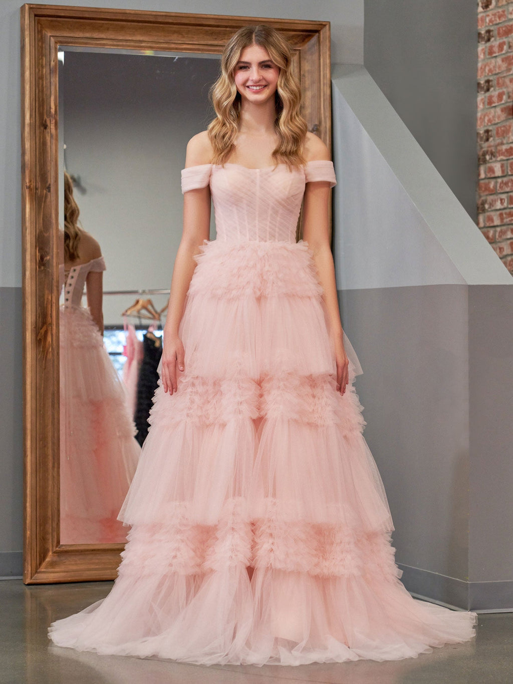 Zariah | Robe de bal princesse rose poudré, coupe trapèze, épaules dénudées, tulle à volants et épaules dénudées