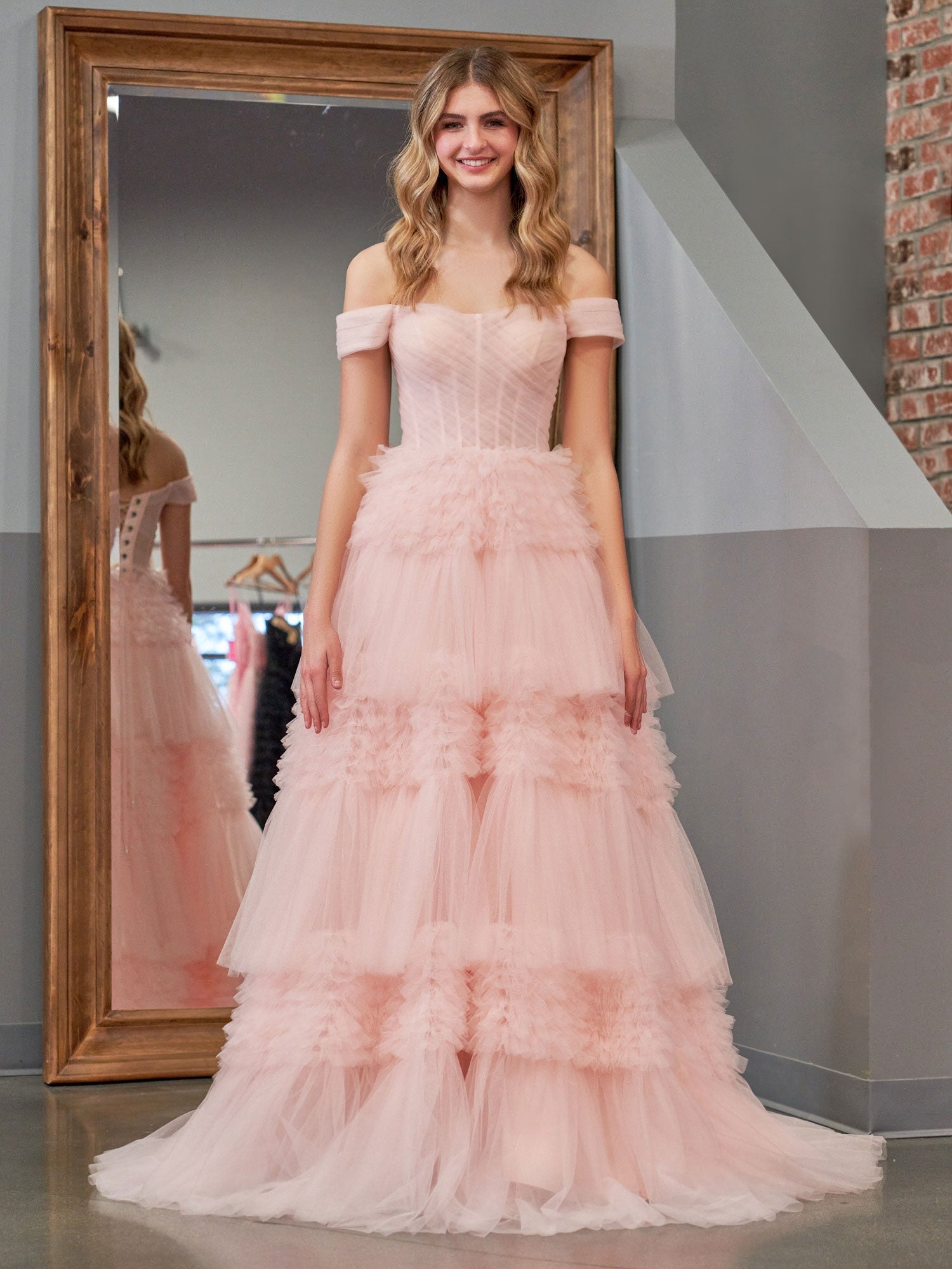Zariah | Robe de bal princesse rose poudré, coupe trapèze, épaules dénudées, tulle à volants et épaules dénudées