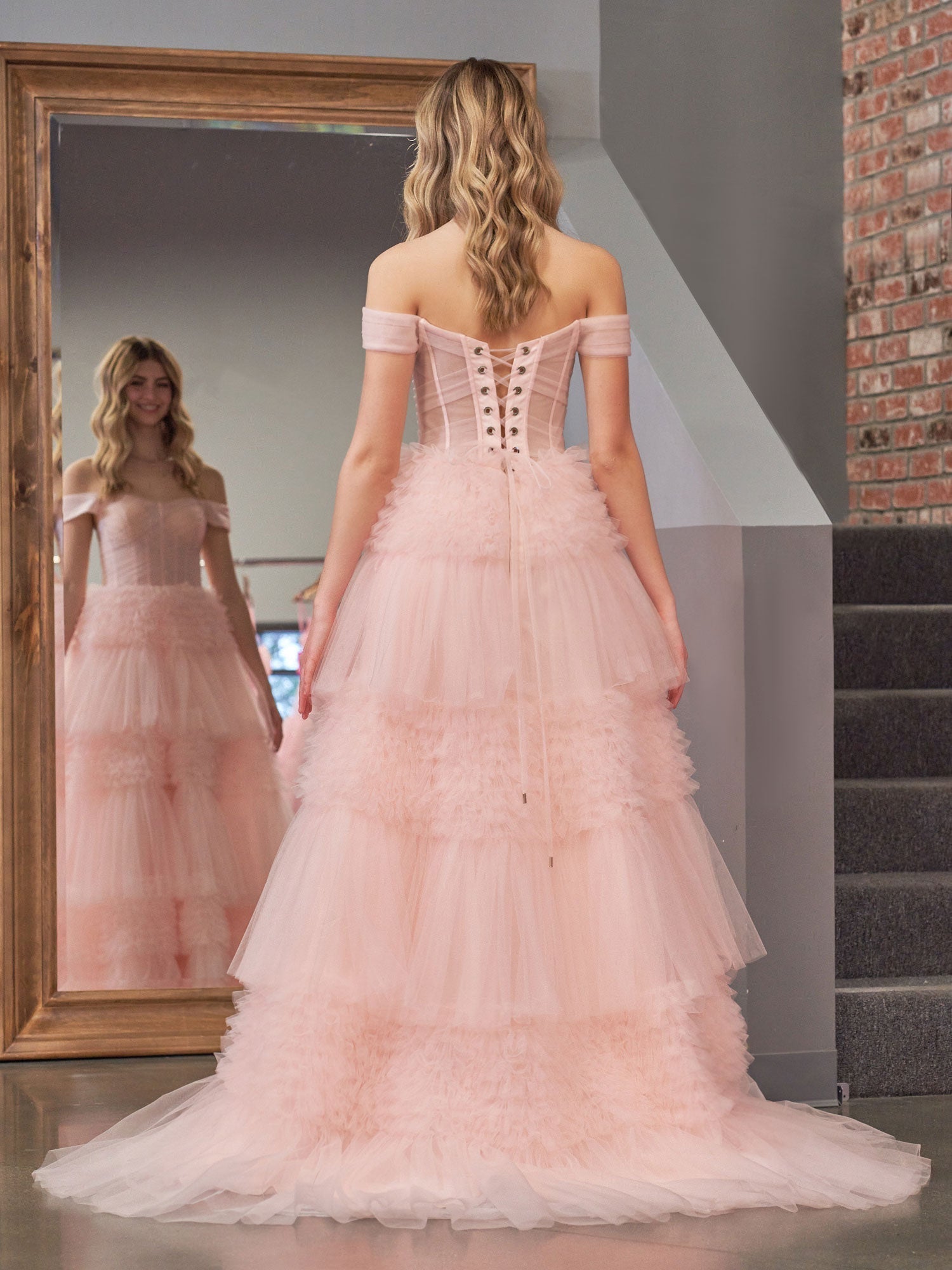 Zariah | Robe de bal princesse rose poudré, coupe trapèze, épaules dénudées, tulle à volants et épaules dénudées